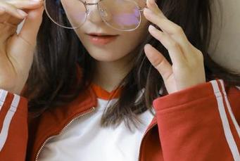 《黑料聚集地》值得你下载收藏的吃瓜神器，揭秘娱乐圈背后的秘密！